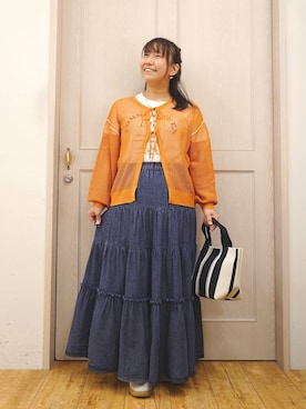 「SHOO・LA・RUE（シューラルー）の【ライトオンスデニム/S-LL】女性らしさをプラスする ティアードデニムロングスカート（デニムスカート、ブルー系）」を使った、とろろさん（レディース・153cm）の春コーディネート