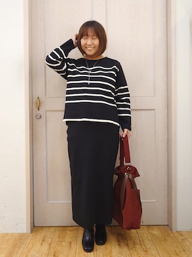 「SHOO・LA・RUE（シューラルー）の【洗濯機可/S-LL】抜け感ある着こなしに 金ボタン付き スポンディッシュ クルーネックニット（ニット/セーター、ブラック系）」を使った、とろろさん（レディース・153cm）の秋コーディネート