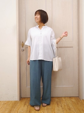 「SHOO・LA・RUE（シューラルー）の【ひんやり/洗濯機可/体型カバー】二の腕隠れる ゆるっとドルマンバンドカラーシャツ（シャツ/ブラウス、ホワイト系）」を使った、とろろさん（レディース・153cm）の夏コーディネート
