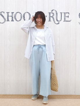 「SHOO・LA・RUE（シューラルー）の【ひんやり/UV/吸水速乾/洗濯後しわになりにくい】ラッシュガードにもなる ストライプシャツ（シャツ/ブラウス、グレー系）」を使った、とろろさん（レディース・153cm）の夏コーディネート