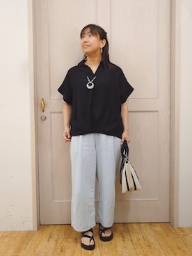 「SHOO・LA・RUE（シューラルー）の【ひんやり/S-LL/洗濯機可】インせず着られる 裾タック スキッパーシャツ（シャツ/ブラウス、ブラック系）」を使った、とろろさん（レディース・153cm）の夏コーディネート