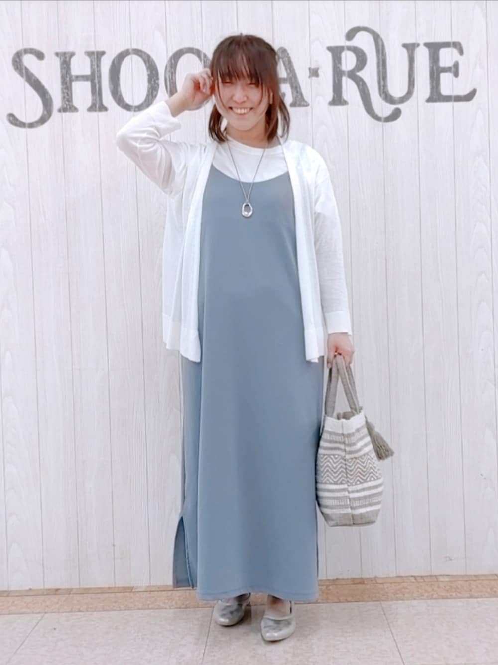 ホワイト系のカーディガン/ボレロ、ホワイト系のTシャツ/カットソー、ブルー系のワンピースを着用したレディースの夏コーディネートの1枚目の写真