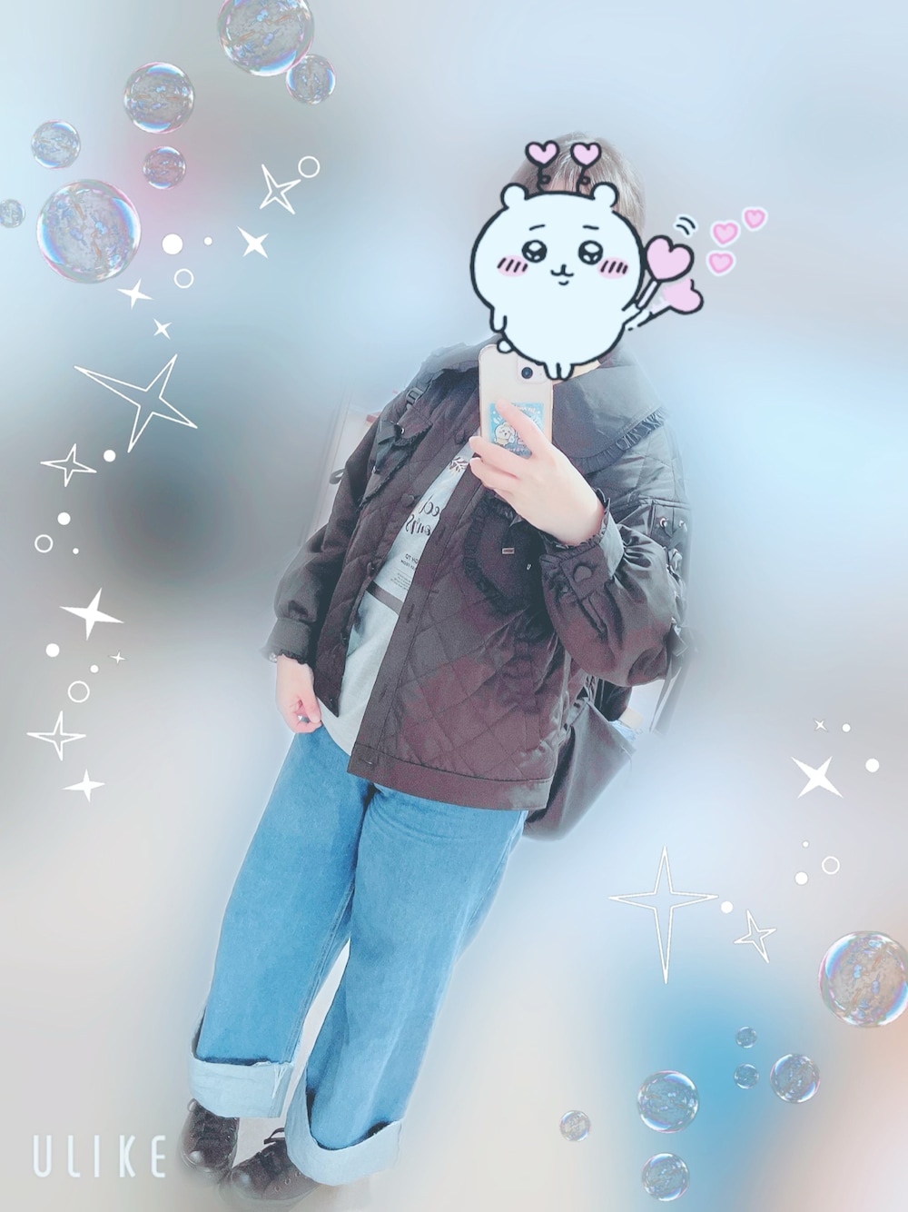 ブルー系のデニムパンツ、ブラック系のブルゾン、ブラック系のスニーカーを着用したレディースの秋コーディネートの1枚目の写真