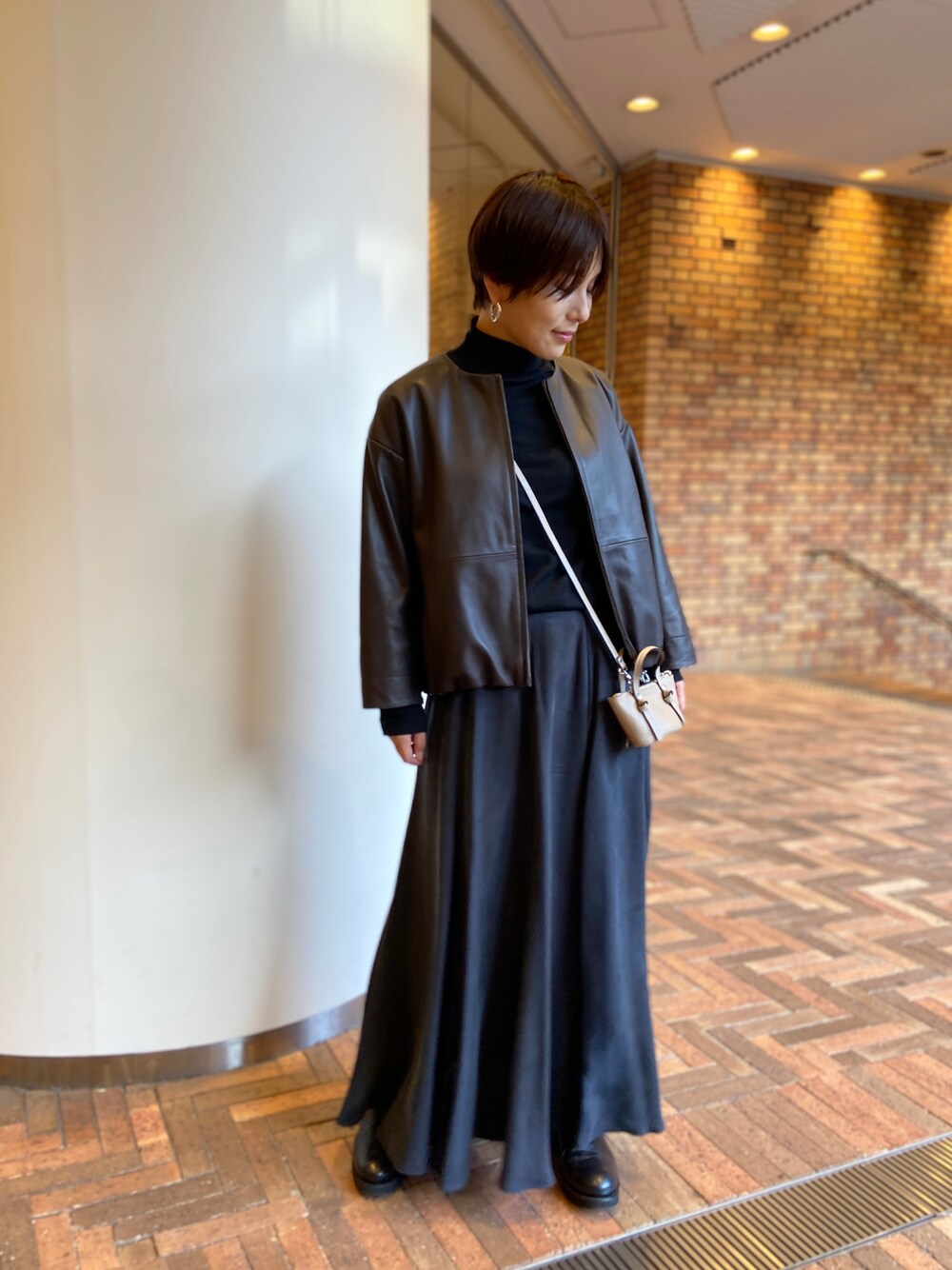 「カジュアルコーデ、大人コーデ、秋服、ショートブーツ、レザー、ビアズリー、BEARDSLEY、スカート、ブラック、ミニバッグ、タートルネック」｜「BEARDSLEYのNewレザーブルゾン（ブルゾン、ブラウン系）」を使った、ma14yさん（レディース・159cm）の秋コーディネートの1枚目の写真