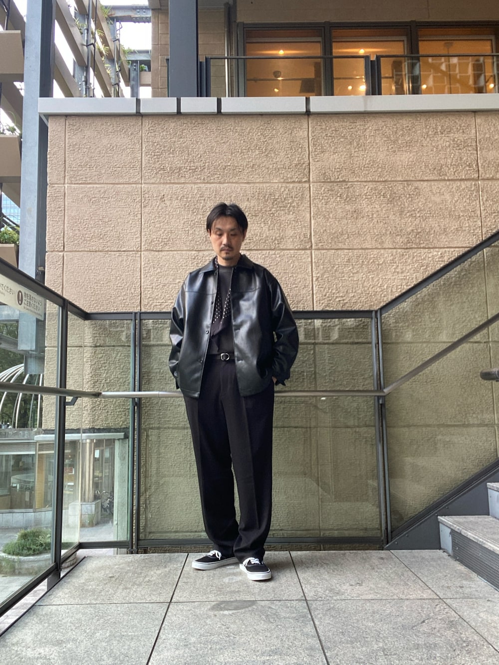 ブラック系のライダースジャケット、グレー系のTシャツ/カットソー、ブラック系のその他パンツを着用したメンズの秋コーディネートの1枚目の写真
