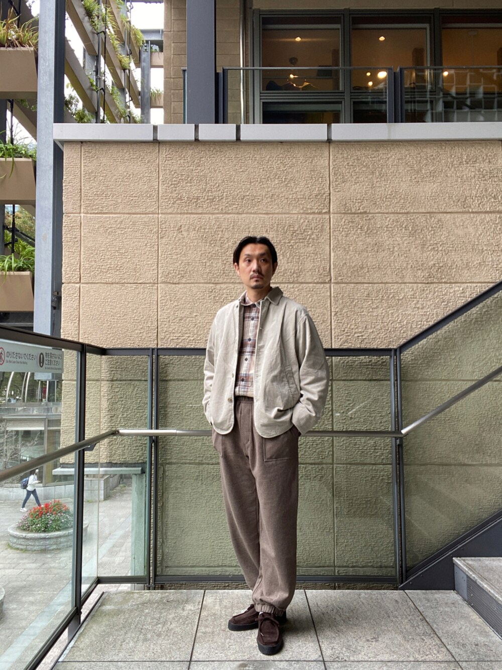 「スウェットパンツ、コーデュロイ、ネルシャツ、カバーオール、patagonia、FORK&SPOON、URBAN RESEARCH DOORS、URBAN RESEARCH DOORS MENS、スエードモカシン、太畝」｜「URBAN RESEARCH DOORSのコーデュロイショートコート（カバーオール、ホワイト系）」を使った、tsubakiさん（メンズ・178cm）の秋コーディネートの1枚目の写真