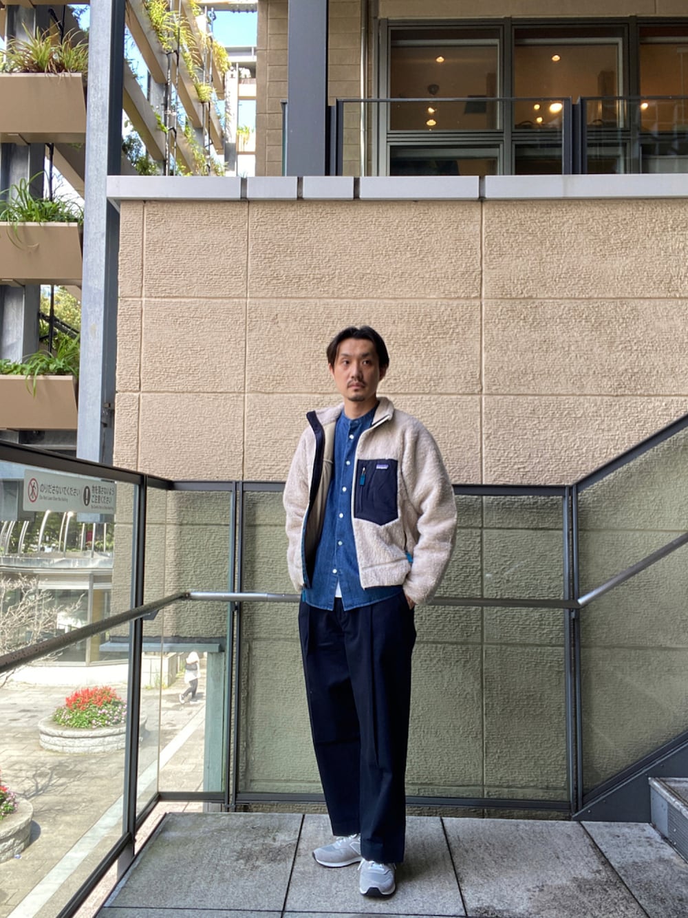 「ジャケット、New Balance、patagonia、FORK&SPOON、996、URBAN RESEARCH DOORS、URBAN RESEARCH DOORS MENS、レトロX、ワンタックチノ、デニムバンドカラーシャツ」｜「patagoniaのアイテム（ジャケット/アウター、ホワイト系）」を使った、tsubakiさん（メンズ・178cm）の秋コーディネートの1枚目の写真