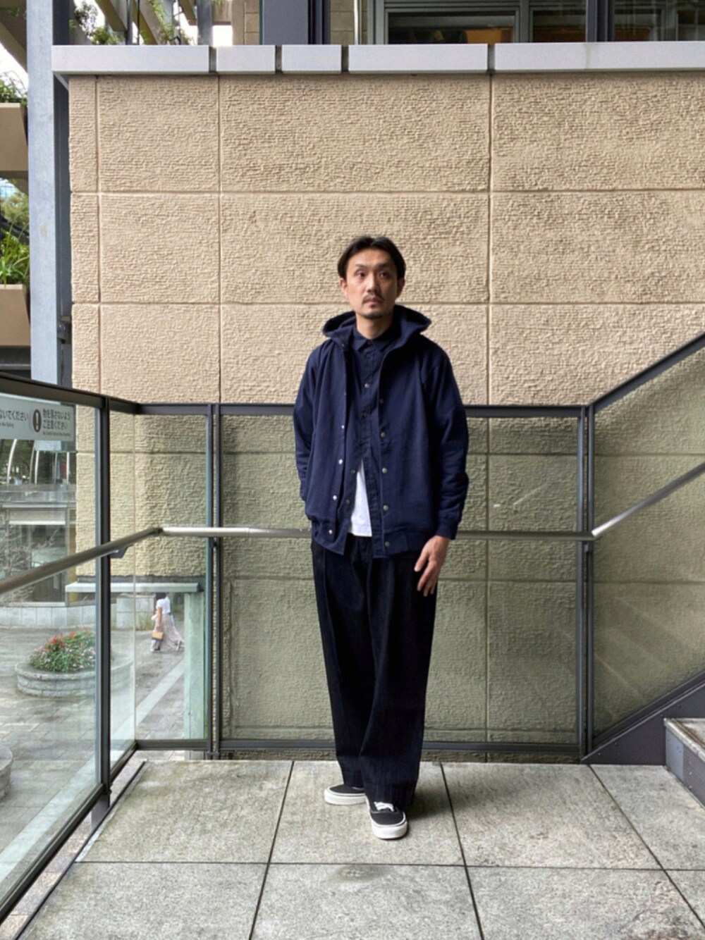 「VANS、FORK&SPOON、インディゴ、URBAN RESEARCH DOORS、URBAN RESEARCH DOORS MENS、レギュラーカラーシャツ、ワンタックチノ、AUTHENTIC44、裏毛スナップパーカー」｜「URBAN RESEARCH DOORSの裏毛スナップパーカー（パーカー、ブルー系）」を使った、tsubakiさん（メンズ・178cm）の秋コーディネートの1枚目の写真
