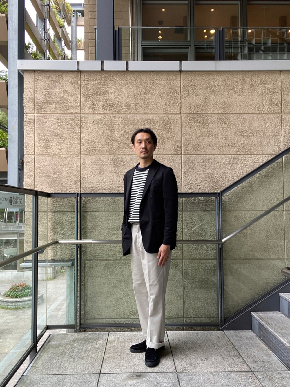 ブラック系のスーツジャケット、ブラック系のTシャツ/カットソー、ホワイト系のその他パンツを着用したメンズの夏コーディネートの1枚目の写真