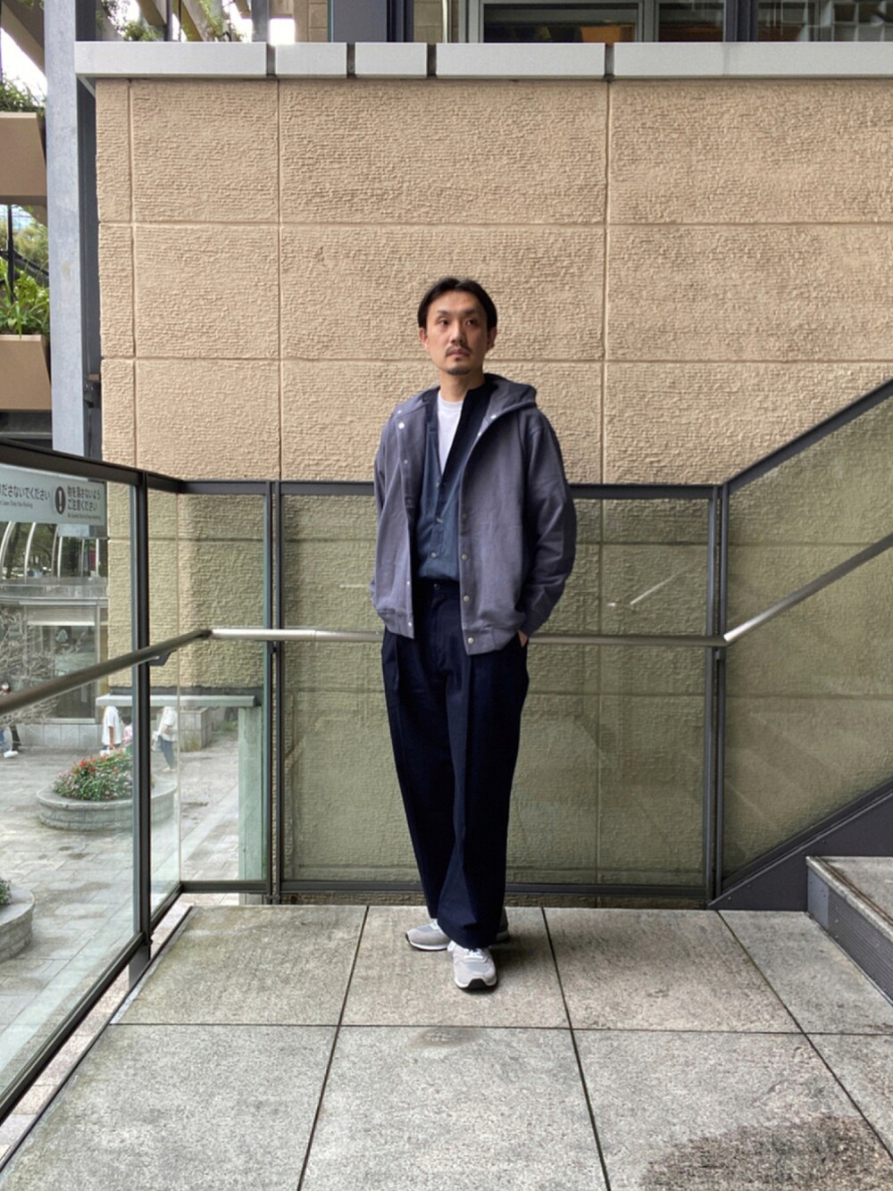 「New Balance、FORK&SPOON、996、URBAN RESEARCH DOORS、URBAN RESEARCH DOORS MENS、バンドカラーシャツ、ワンタックチノ、裏毛スナップパーカー、シルキーオックス」｜「URBAN RESEARCH DOORSの裏毛スナップパーカー（パーカー、ブルー系）」を使った、tsubakiさん（メンズ・178cm）の秋コーディネートの1枚目の写真