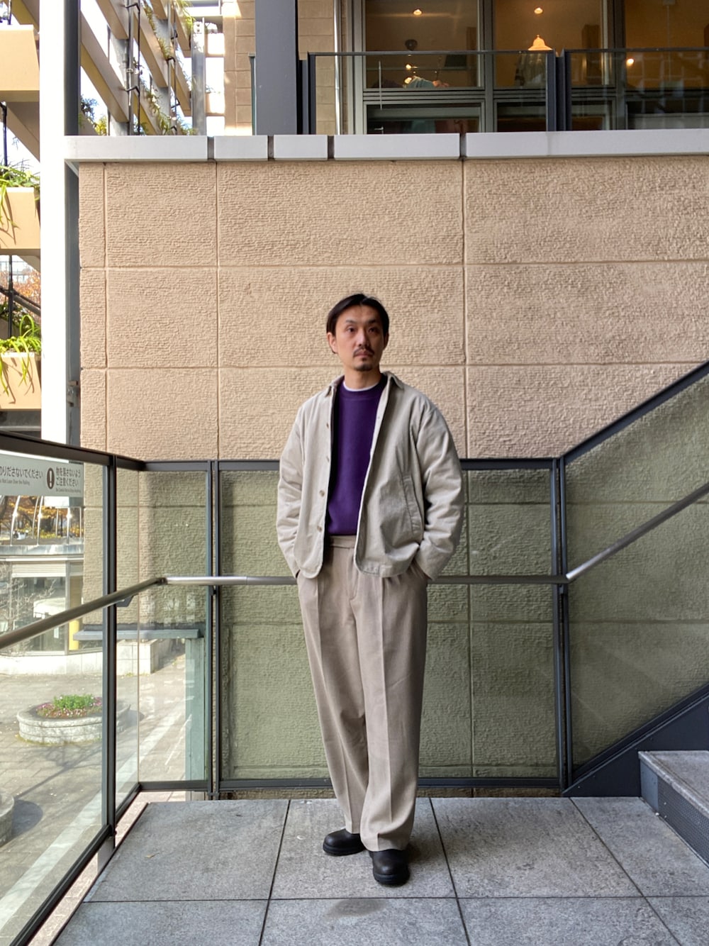 ホワイト系のカバーオール、パープル系のTシャツ/カットソー、ベージュ系のその他パンツを着用したメンズの秋コーディネートの1枚目の写真