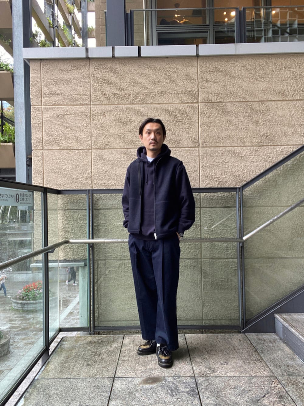「ベスト、アザラシ、Paraboot、FORK&SPOON、フーディー、URBAN RESEARCH DOORS、URBAN RESEARCH DOORS MENS、UNIFY、ミカエル、NAVY、ワンタックチノ」｜「unifyのアイテム（ベスト、ブルー系）」を使った、tsubakiさん（メンズ・178cm）の秋コーディネートの1枚目の写真