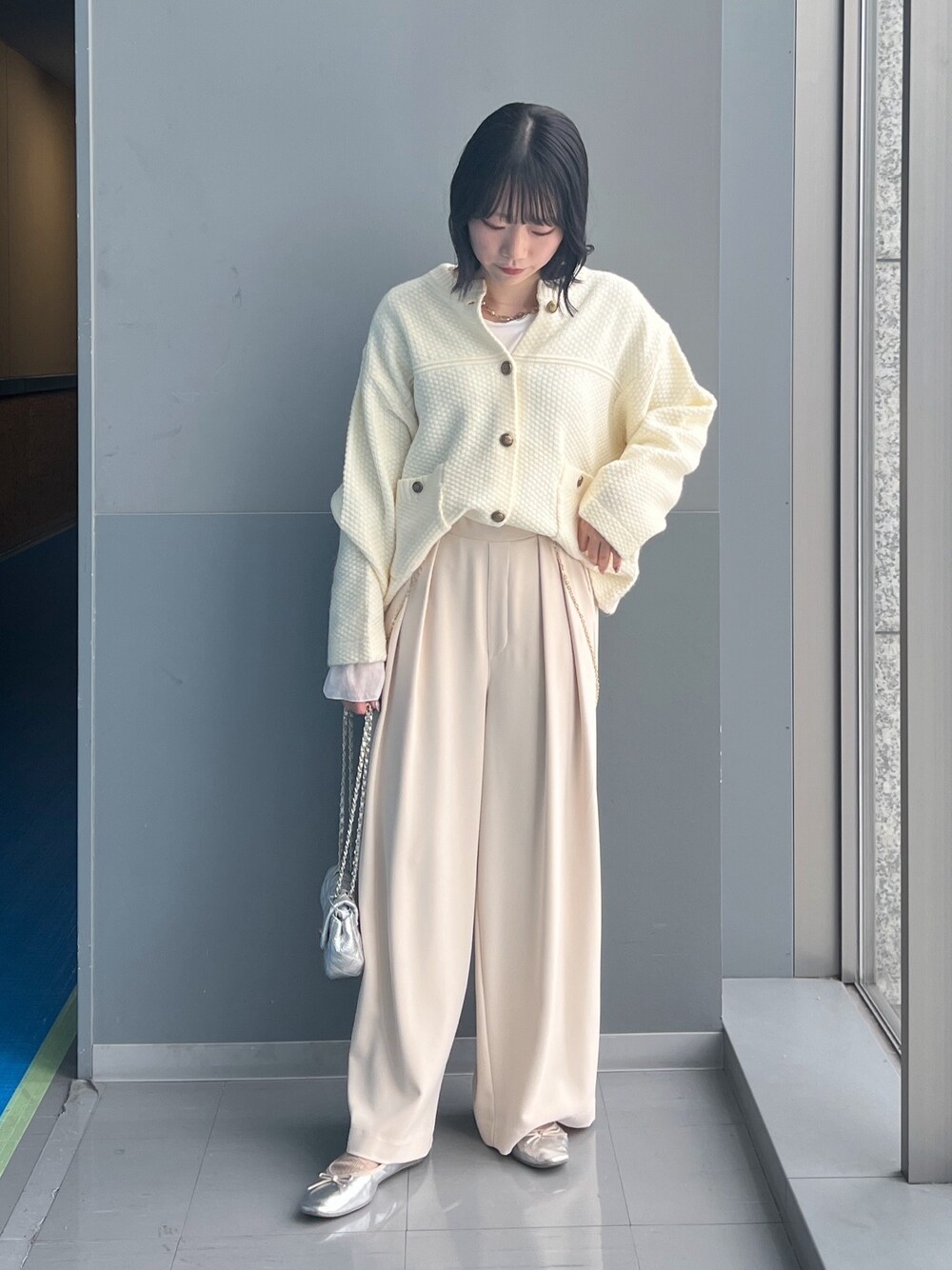 ノーカラージャケットを使った「タックワイドパンツ」の人気 