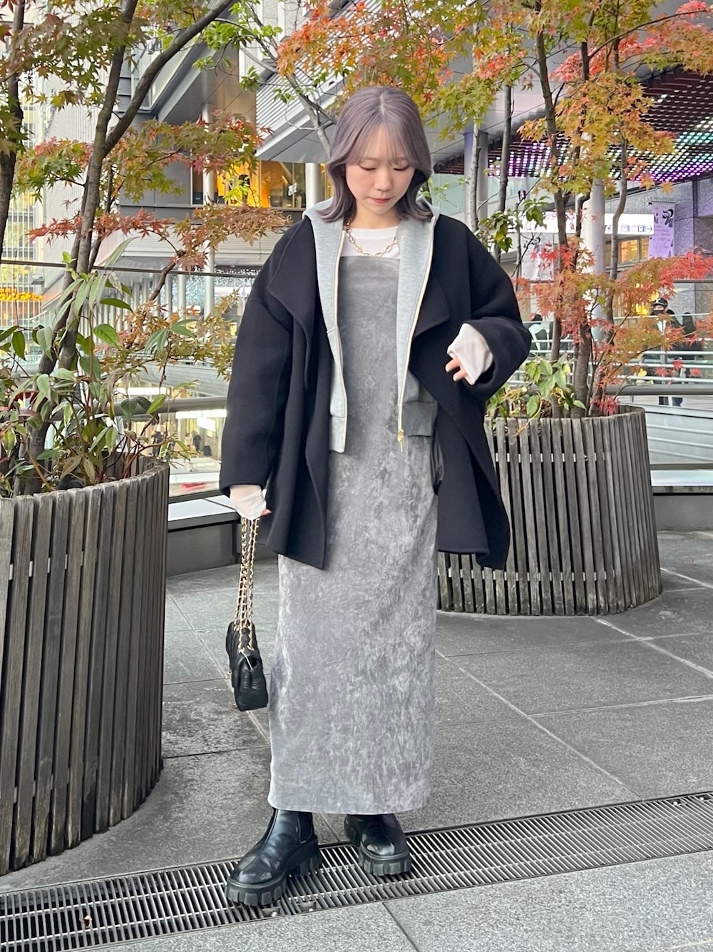 「DouDou、doudou_staff、冬コーデ、ブーツ、レイヤードスタイル、冬アウター、マイベストコーデ2023、モノトーンコーデ、グレーコーデ、パーカーコーデ、ハンドメイド、ベロアワンピース、ベロア、コート、キャミワンピ」｜「DouDouのベロアキャミワンピース（ワンピース、グレー系）」を使った、doudou_mahiroさん（レディース・157cm）の冬コーディネートの1枚目の写真