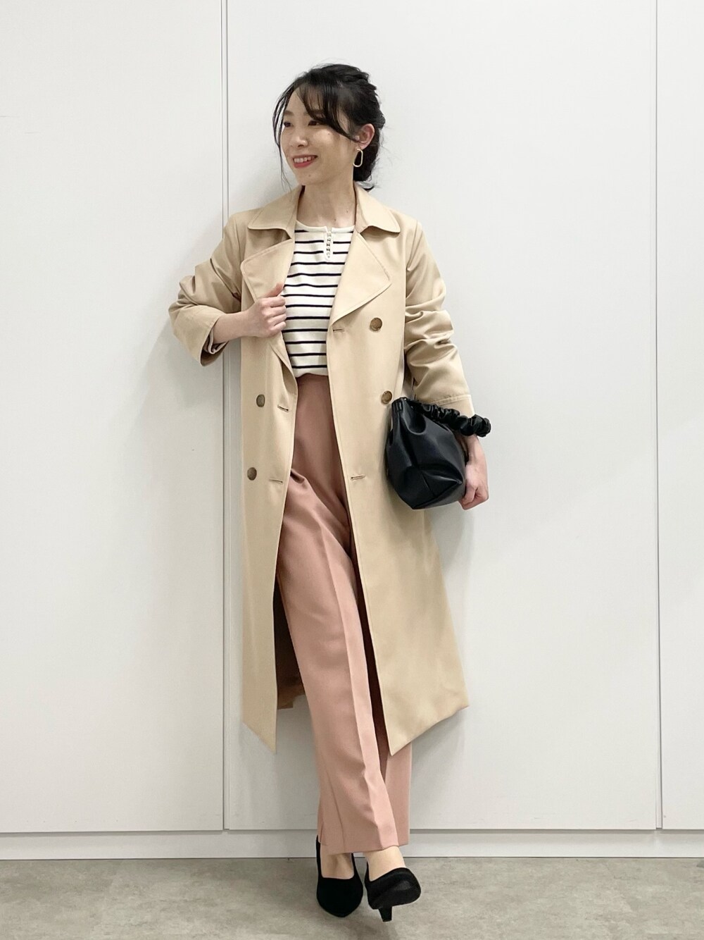 ピンク系のその他パンツ、ブラック系のパンプス、ベージュ系のトレンチコートを着用したレディースの冬コーディネートの1枚目の写真