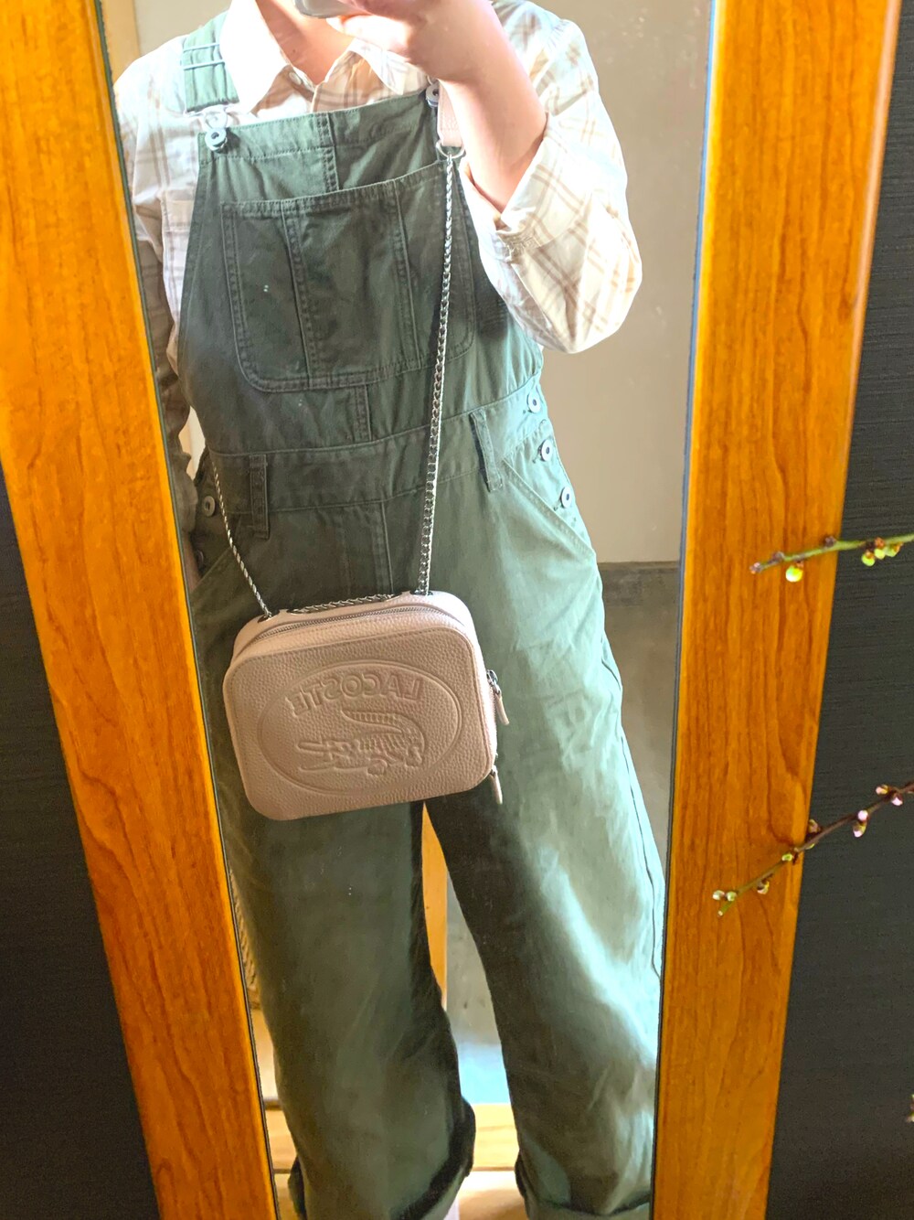 「LACOSTEのCROCO CREW ボックスショルダーバッグ（ショルダーバッグ、ピンク系）」を使った、a00223さん（レディース・148cm）の春コーディネートの1枚目の写真