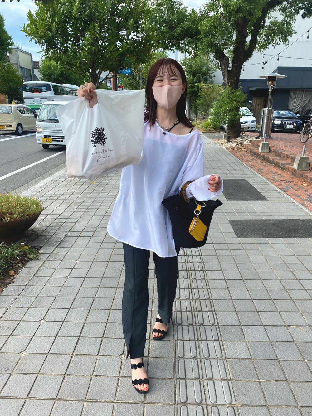 「秋先取りコーデ、パンツスタイル、休日スタイル、オトナカワイイ、休日コーデ、きれいめカジュアル、骨格ウェーブ、シアートップス、大人女子、大人カジュアル、大人コーデ、アラサー女子、アラサーコーデ、ボブ、mystic」｜「mysticのitti コンパクトウォレット（財布、イエロー系）」を使った、古賀晴香さん（レディース・158cm）の秋コーディネートの1枚目の写真