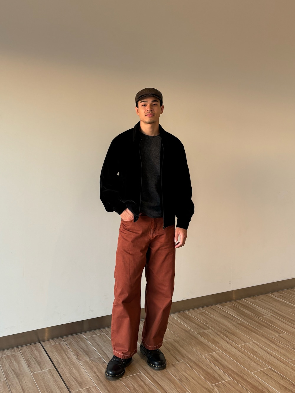「秋コーデ、カジュアルコーデ、オレンジ×ブラック、UNIQLO、ブルゾン、ドクターマーチン3ホール、ハンチング、ベロア、秋服準備はじめました」｜「BRIXTONのアイテム（ハンチング/ベレー帽、グレー系）」を使った、viniyさん（メンズ・180cm）の秋コーディネートの1枚目の写真