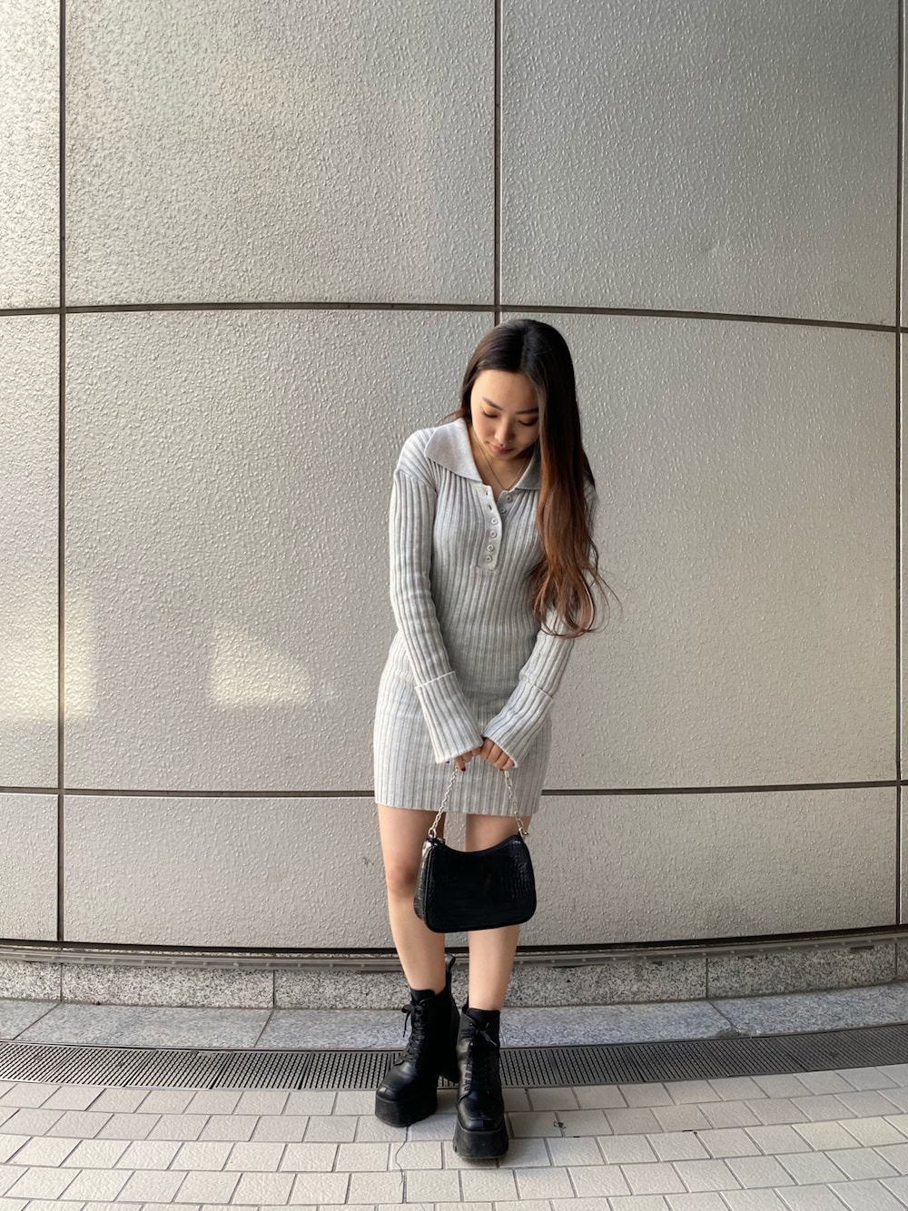 「FIG&VIPER、フィグアンドヴァイパー(FIG&VIPER)、ワンピース、大人かわいい、グレー、ミニ丈ワンピ」｜「FIG&VIPERのヘンリーネックリブニットOP（ワンピース、グレー系）」を使った、FIG&VIPER _MIKOさん（レディース・154cm）の冬コーディネートの1枚目の写真