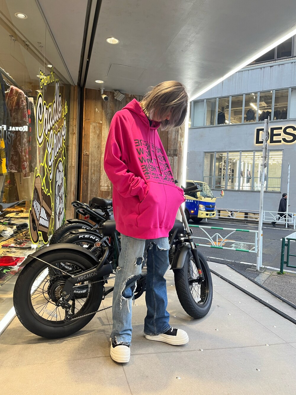 「秋のコーデ、メンズファッション、シンプルスタイル、ビックシルエット、お洒落さんとつながりたい、オーバーサイズ、ストリート」｜「TAKAHIROMIYASHITATheSoloIst.のアイテム（トップス、ピンク系）」を使った、hayato0717さん（メンズ・175cm）の秋コーディネートの1枚目の写真