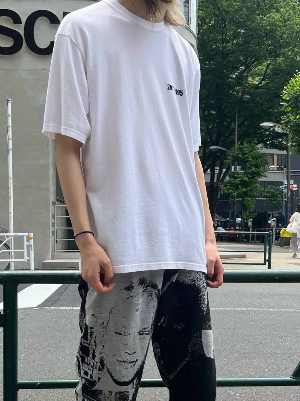 「夏コーデ、リラックススタイル、今日のコーデ、ビッグシルエット、スニーカー、Ｔシャツ、カジュアルコーデ、ファッションの力を信じよう、白Tシャツ、シャツ好き集まれ、大人カジュアル、スラックス、ROYAL FLASH、ビタミンカラー」｜「UNDERCOVERのアイテム（トップス、ホワイト系）」を使った、hayato0717さん（メンズ・175cm）の夏コーディネートの1枚目の写真