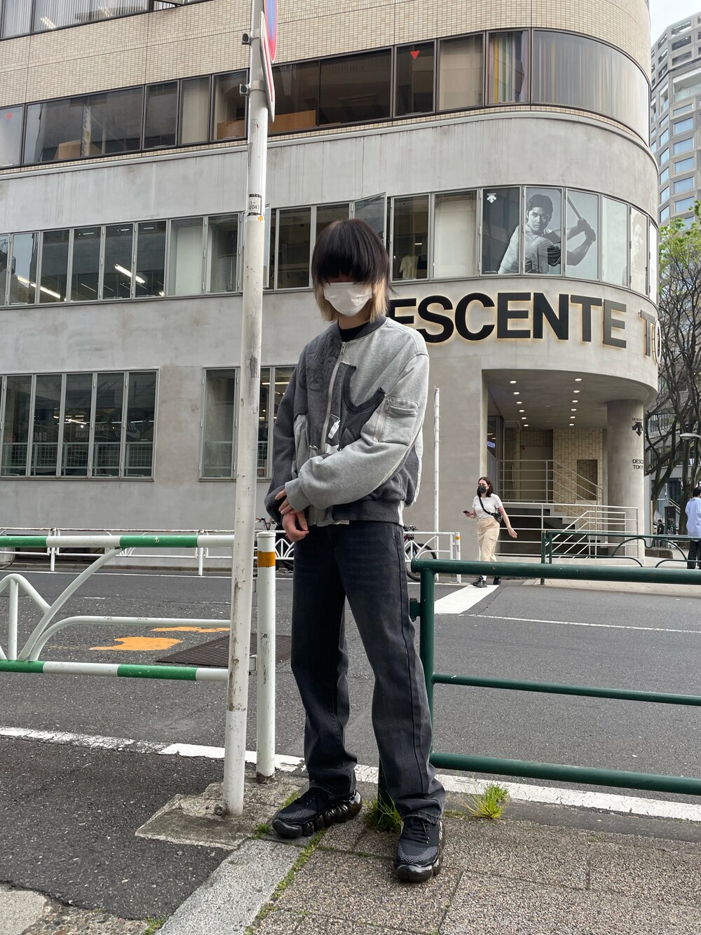 「カジュアルコーデ、休日スタイル、シンプルコーデ、はるコーデ、おしゃれさんと繋がりたい、オーバーサイズ、デニムコーデ、いいね、save、フォローお願いします🤑、ロイヤルフラッシュ、オトナカジュアル」｜「ANTHEMのアイテム（パンツ、ブラック系）」を使った、hayato0717さん（メンズ・175cm）の春コーディネートの1枚目の写真