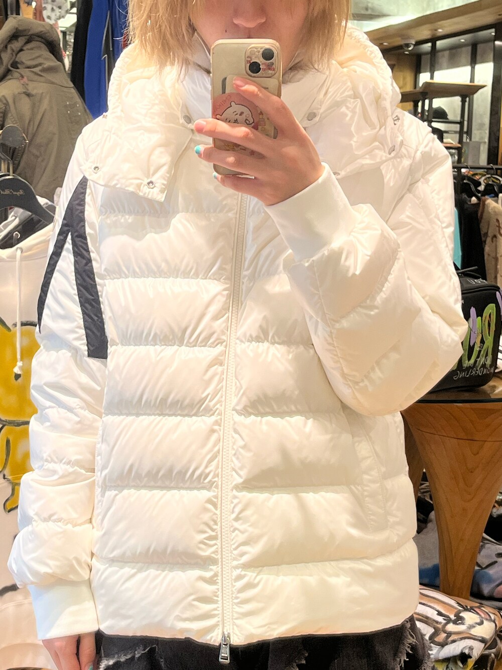 「秋のコーデ、シンプル、大人カジュアル、スニーカーコーデ、休日コーデ、シャツ、ワイドパンツ」｜「MONCLERのアイテム（ジャケット/アウター、ホワイト系）」を使った、hayato0717さん（メンズ・175cm）の秋コーディネートの1枚目の写真