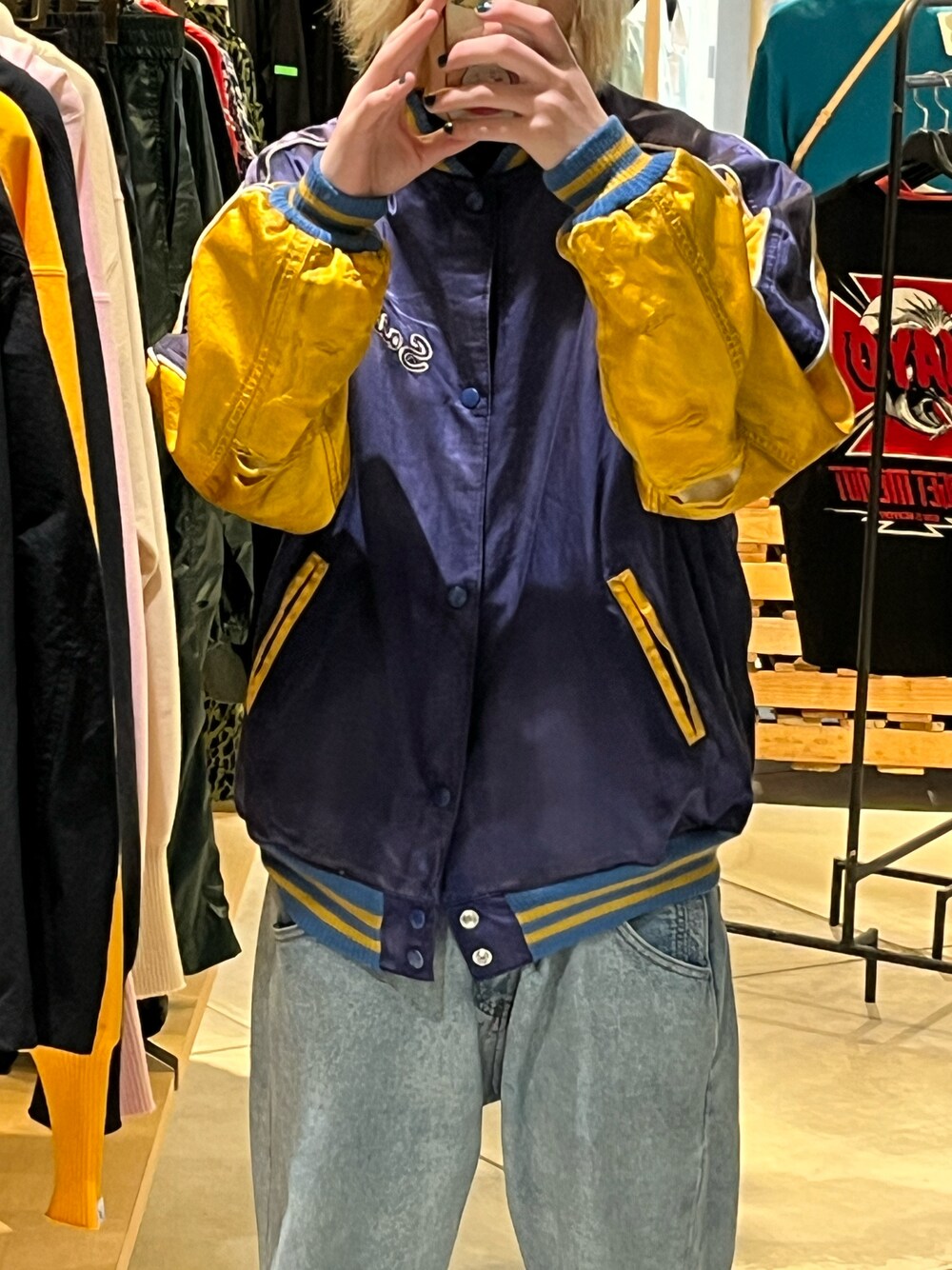 「休日コーデ、春、シンプル、おしゃれさんと繋がりたい、スニーカー」｜「saint mxxxxxxのアイテム（ジャケット/アウター、ブラック系）」を使った、hayato0717さん（メンズ・175cm）の春コーディネートの1枚目の写真