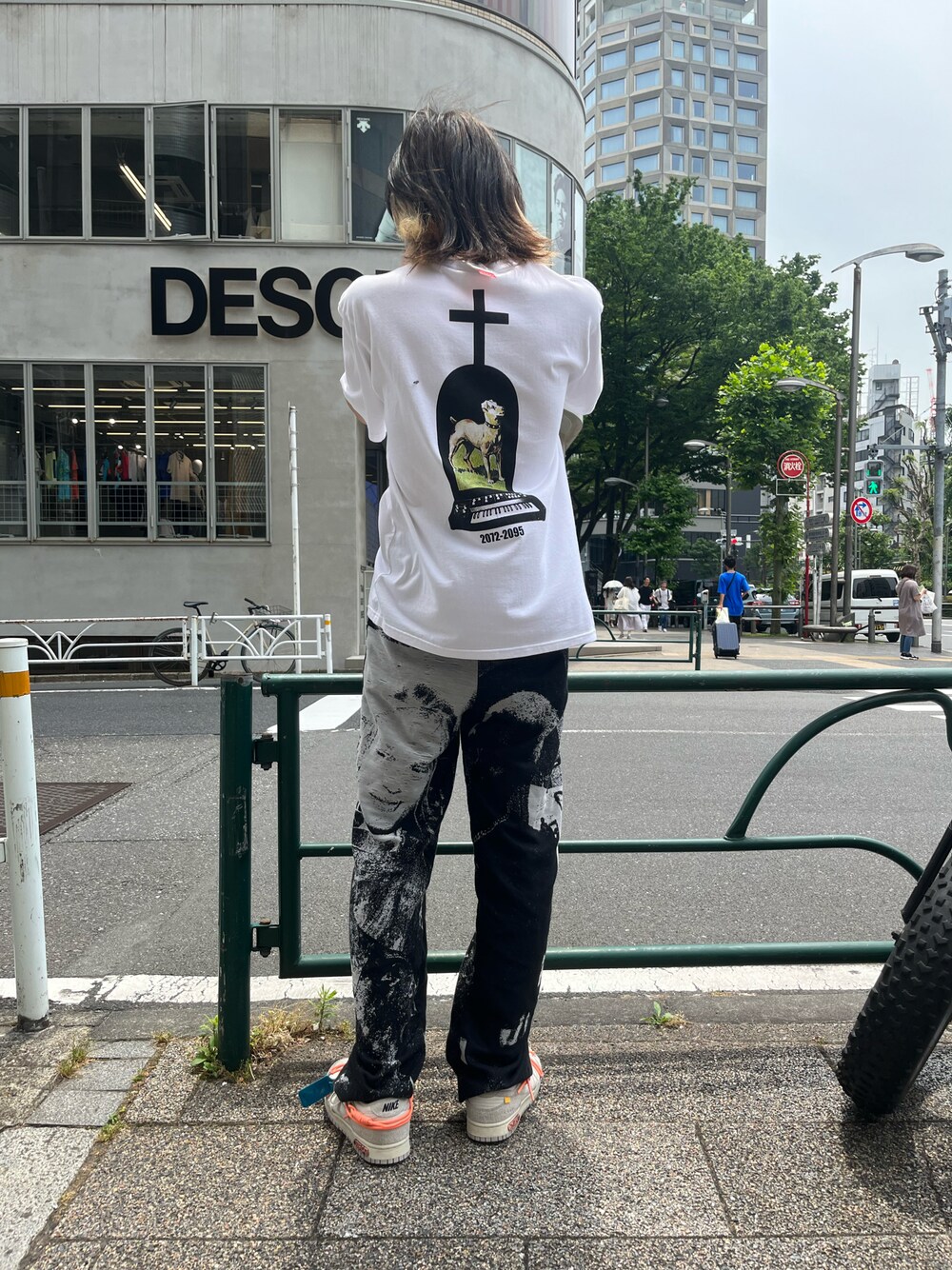 「夏コーデ、リラックススタイル、今日のコーデ、ビッグシルエット、スニーカー、Ｔシャツ、ファッションの力を信じよう、おしゃれさんと繋がりたい、白Tシャツ、ビタミンカラー、ROYAL FLASH」｜「UNDERCOVERのアイテム（トップス、ホワイト系）」を使った、hayato0717さん（メンズ・175cm）の夏コーディネートの1枚目の写真
