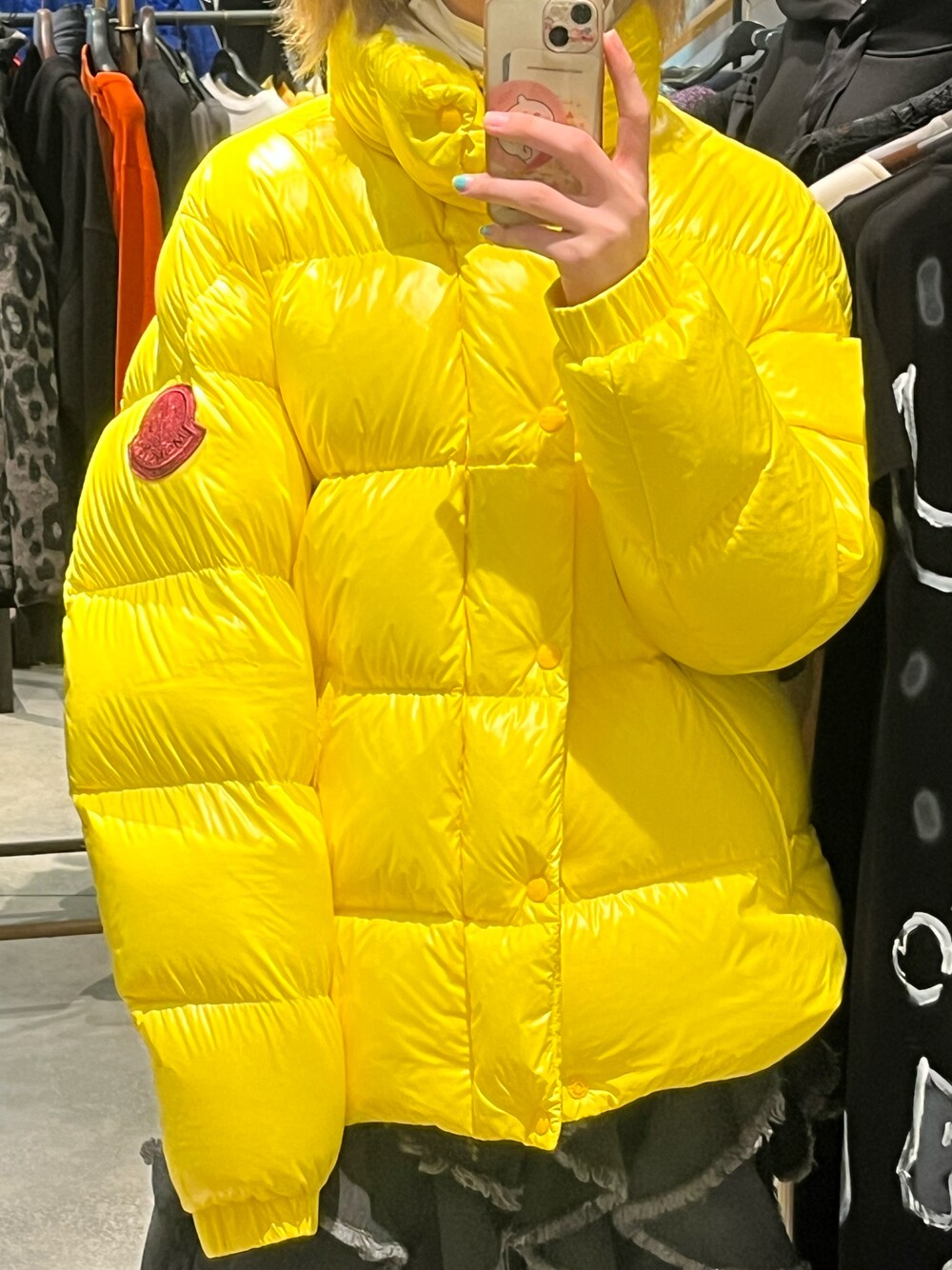 「秋のコーデ、シンプル、大人カジュアル、オーバーサイズ、スニーカーコーデ、休日スタイル、ROYAL FLASH」｜「MONCLERのアイテム（ジャケット/アウター、イエロー系）」を使った、hayato0717さん（メンズ・175cm）の秋コーディネートの1枚目の写真