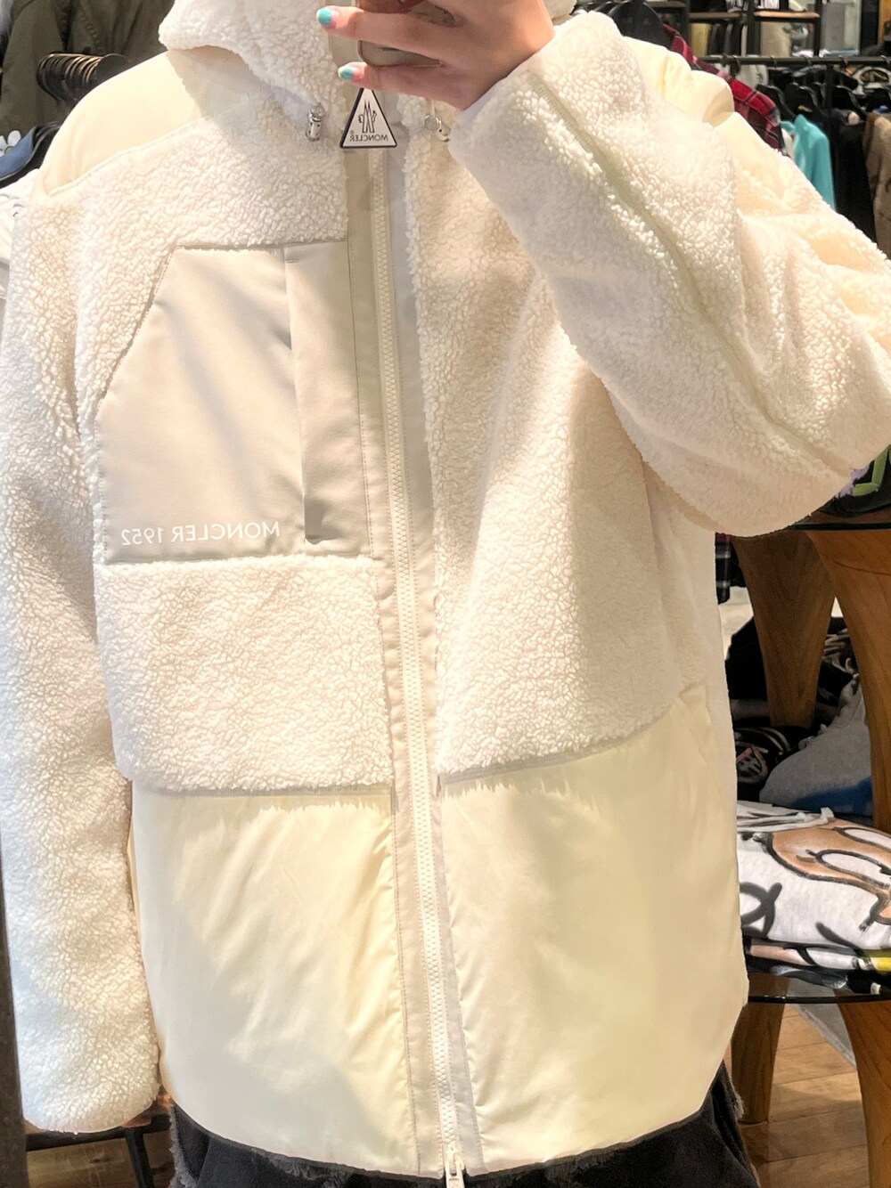 「秋のコーデ、シンプル、大人カジュアル、スニーカーコーデ、休日コーデ、オーバーサイズ、カジュアル」｜「MONCLERのアイテム（ジャケット/アウター、ホワイト系）」を使った、hayato0717さん（メンズ・175cm）の秋コーディネートの1枚目の写真