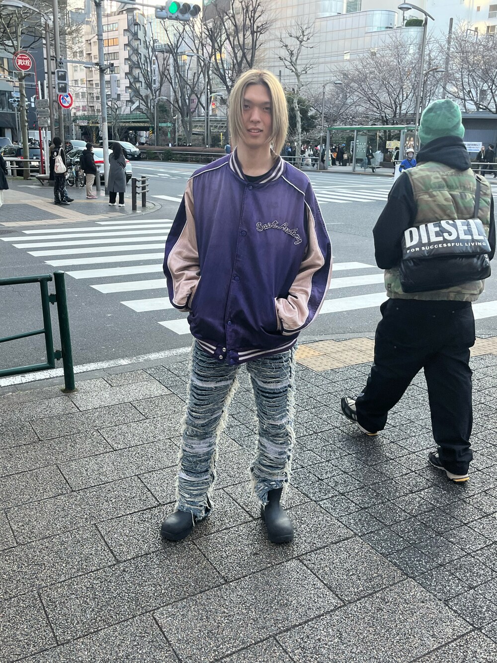 「カジュアルコーデ、休日スタイル、ストリート、春服、お洒落さんとつながりたい」｜「saint mxxxxxxのアイテム（ジャケット/アウター、パープル系）」を使った、hayato0717さん（メンズ・175cm）の春コーディネートの1枚目の写真