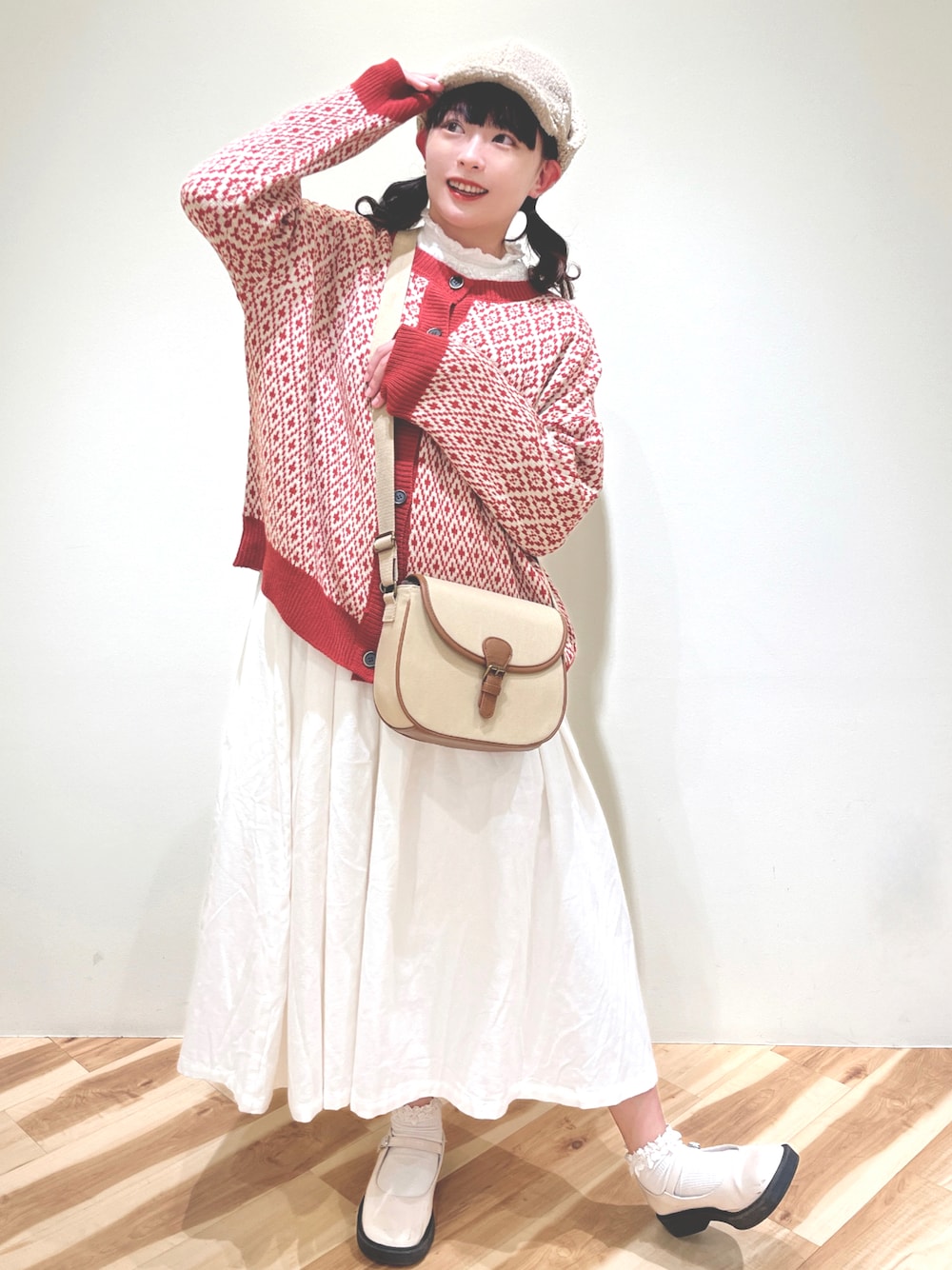 ホワイト系のシャツ/ブラウス、レッド系のカーディガン/ボレロ、ベージュ系のショルダーバッグを着用したレディースの秋コーディネートの1枚目の写真
