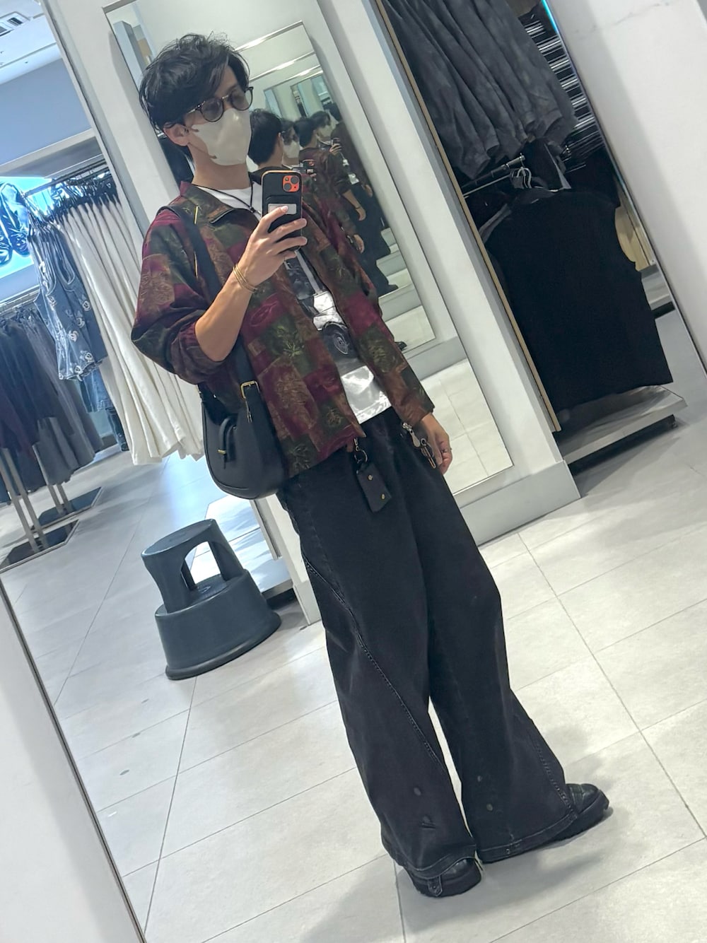 ブラック系のドレスシューズ、ホワイト系のTシャツ/カットソー、その他のジャケット/アウターを着用したメンズの秋コーディネートの1枚目の写真