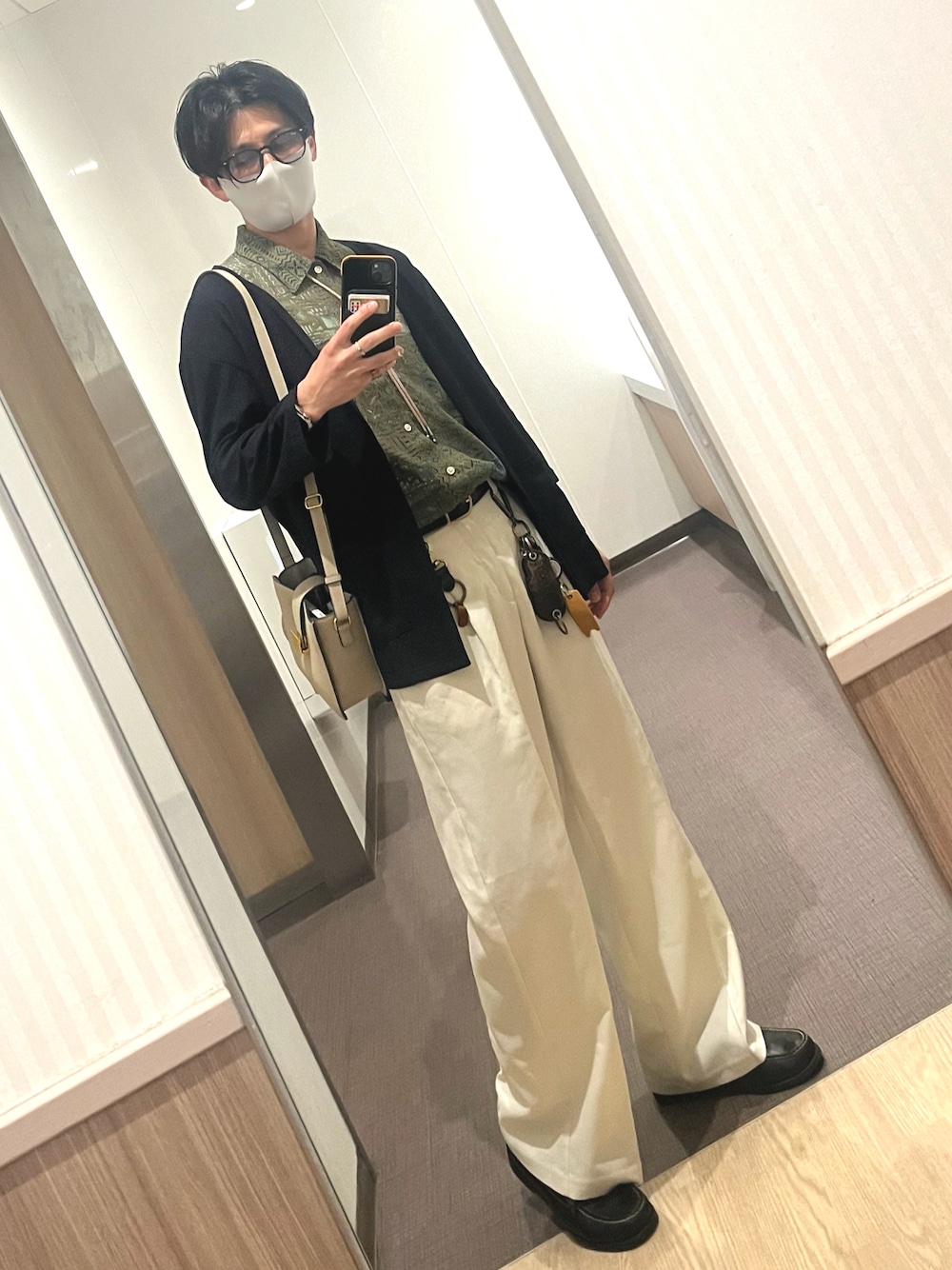 「サングラス、ワイドパンツ、シンプルスタイル、リラックススタイル、お出かけコーデ、おしゃれさんと繋がりたい、きれいめカジュアル、カジュアルコーデ、初夏コーデ、大人コーデ、大人カジュアル、春めき満開コーデ、レース、シアートップス、いいね、save、フォローお願いします🤑」｜「Lui'sのワイドストレートパンツ（スラックス、ホワイト系）」を使った、xi(相互)さん（メンズ・171cm）の春コーディネートの1枚目の写真
