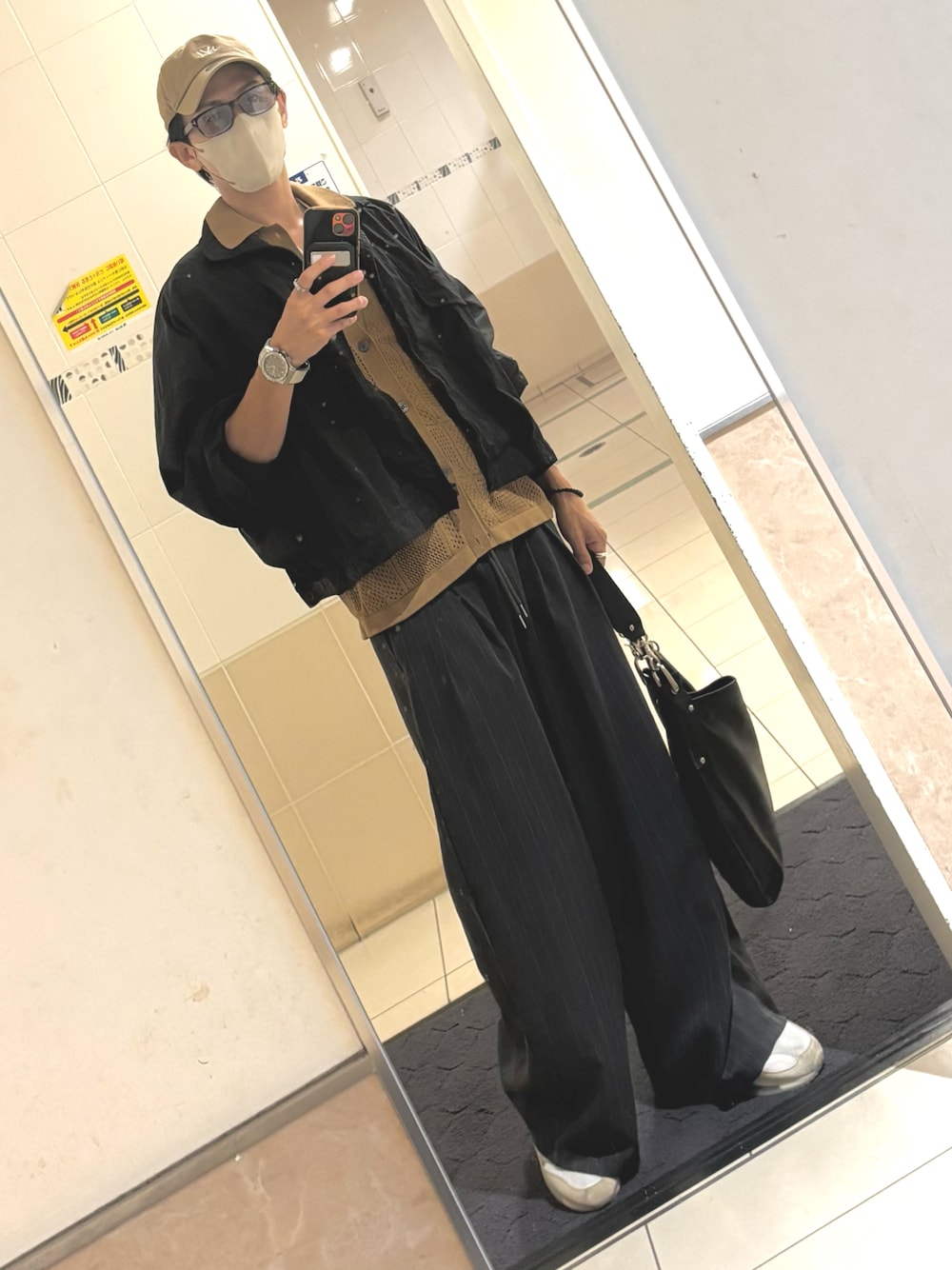 ブルー系のその他パンツ、ブラウン系のカーディガン/ボレロ、グリーン系のナイロンジャケットを着用したメンズの秋コーディネートの1枚目の写真