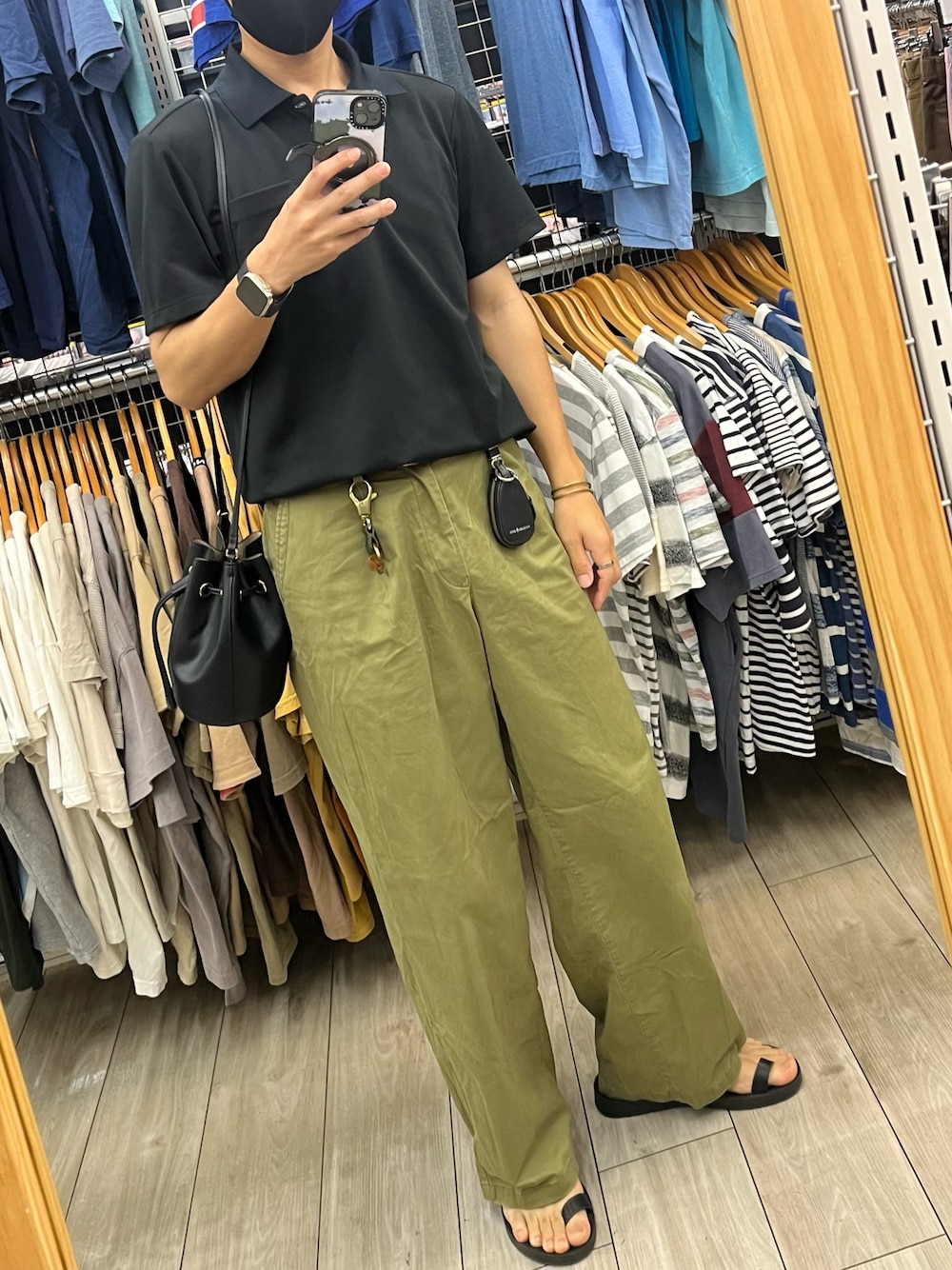 「きれいめカジュアル、休日スタイル、夏コーデ、シンプルスタイル、ラフコーデ、ポロシャツ、巾着バッグ、ワイドパンツ、サンダル、タックイン、ショルダーバッグ、お出かけコーデ、メンズファッション、メガネ男子、プチプラコーデ」｜「coenのアイテム（パンツ、グリーン系）」を使った、xi(相互)さん（メンズ・171cm）の夏コーディネートの1枚目の写真