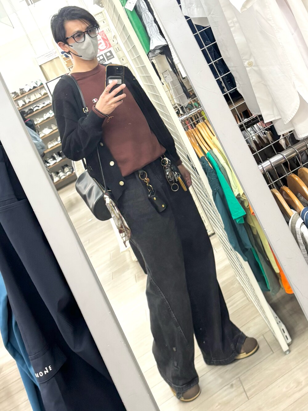 ブラウン系のスウェット、ブルー系のカーディガン/ボレロ、ブラック系のデニムパンツを着用したメンズの春コーディネートの1枚目の写真