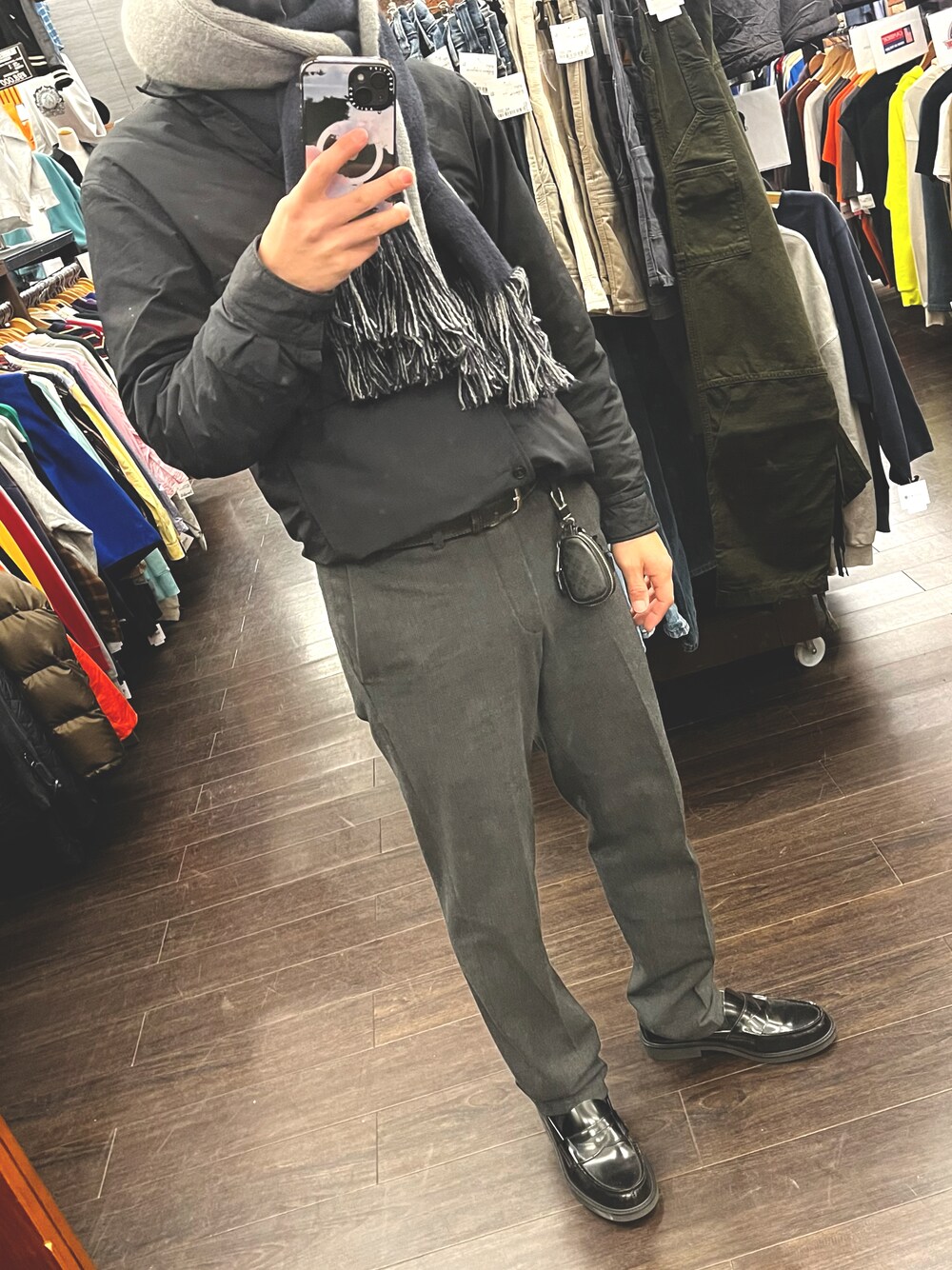 ブラック系のパンツ、ブラック系のローファー、ブラック系のトップスを着用したメンズの冬コーディネートの1枚目の写真