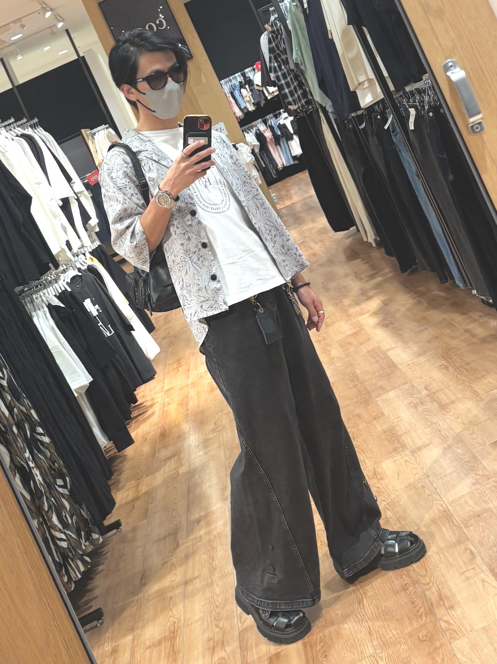 ホワイト系のTシャツ/カットソー、グレー系のシャツ/ブラウス、ブラック系のデニムパンツを着用したメンズの夏コーディネートの1枚目の写真