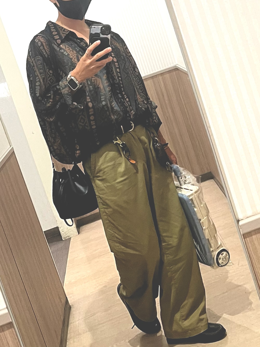 「秋コーデ、オトナカジュアル、柄シャツ、シアーシャツ、シアートップス、今日のコーデ、初秋コーデ、ローファー、ワイドパンツ、カーキ、巾着バッグ、ショルダーバッグ、カジュアルコーデ、タックイン、ラフ」｜「URBAN RESEARCH DOORSのアイテム（ローファー、ブラック系）」を使った、xi(相互)さん（メンズ・171cm）の秋コーディネートの1枚目の写真