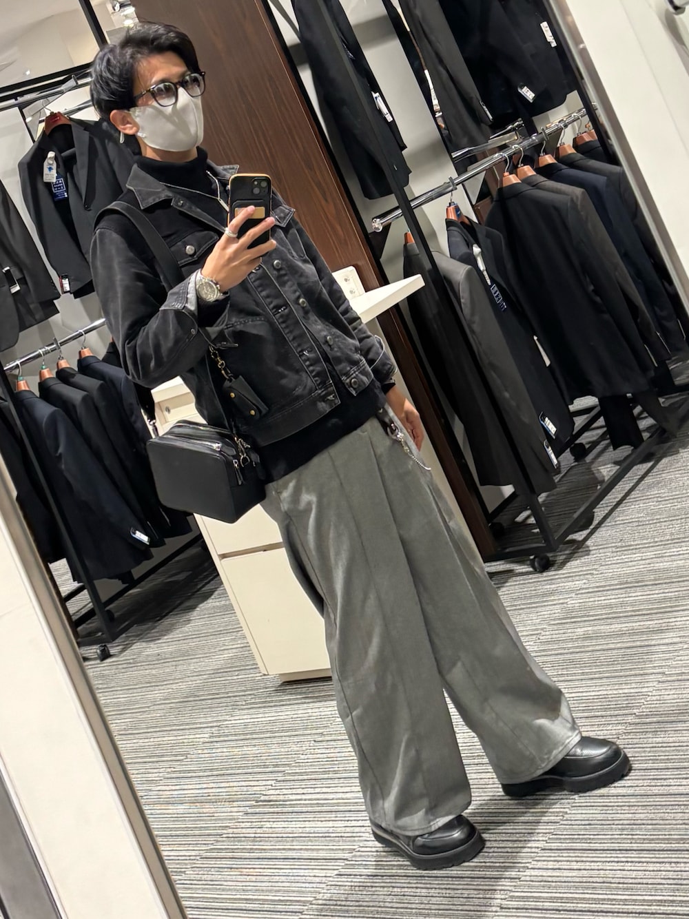 ブラック系のドレスシューズ、グレー系のスラックス、ブラック系のニット/セーターを着用したメンズの秋コーディネートの1枚目の写真