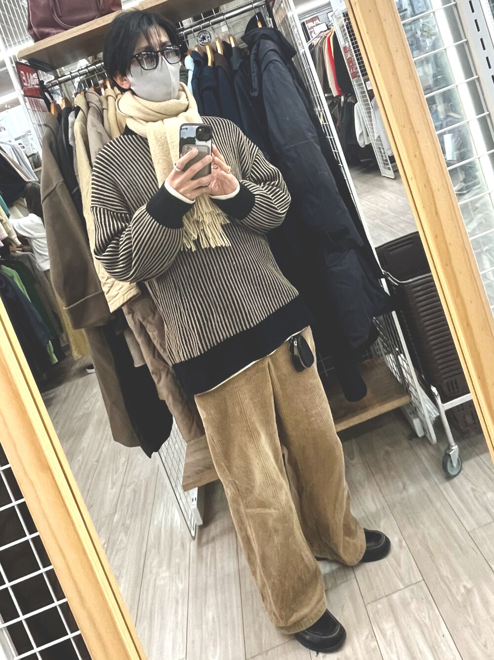 ブラック系のローファー、ブラウン系のパンツ、ブラウン系のニット/セーターを着用したメンズの冬コーディネートの1枚目の写真