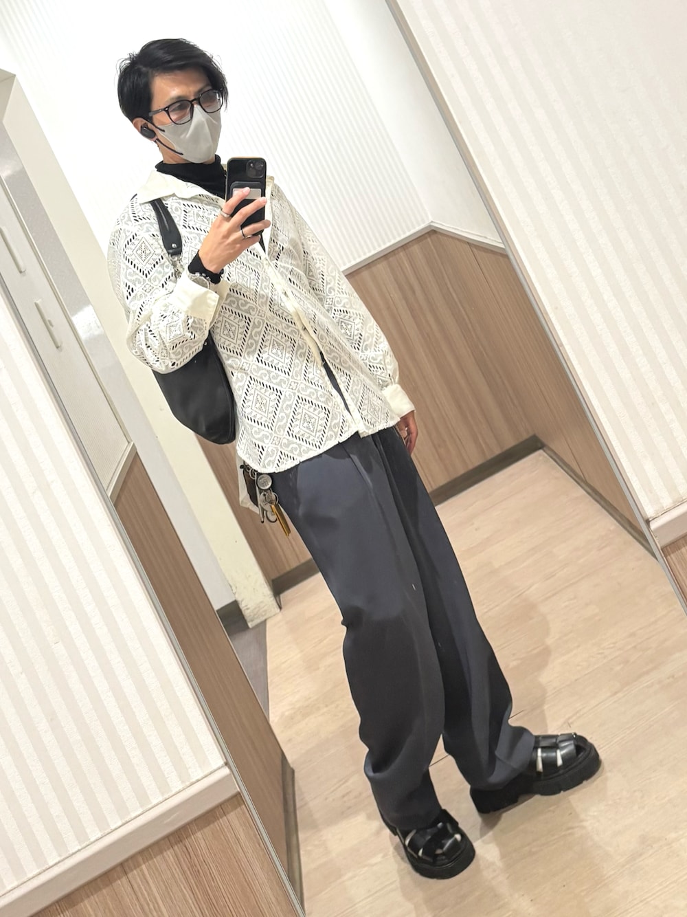 ブラック系のTシャツ/カットソー、ホワイト系のシャツ/ブラウス、ブルー系のスラックスを着用したメンズの夏コーディネートの1枚目の写真
