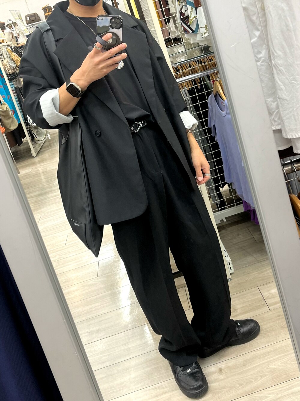 「オールブラック、ブラック、ブラックコーデ、ワントーンコーデ、ジャケット、タックイン、ネックレス、Tシャツ、スラックス、春ファッション、韓国ファッション、シンプルスタイル、黒、オーバーサイズ、革靴」｜「HAREの【SETUP対応】TRバギーワイドフレアパンツ(HARE)（スラックス、ブラック系）」を使った、xi(相互)さん（メンズ・171cm）の春コーディネートの1枚目の写真