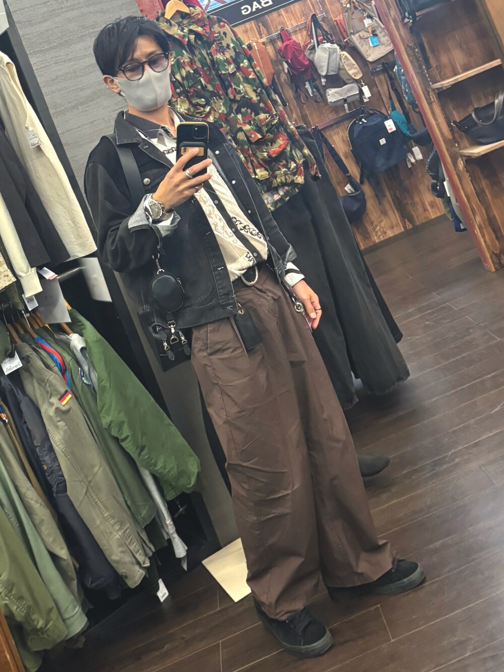 ブラック系のスニーカー、パープル系のパンツ、ブラック系のデニムジャケットを着用したメンズの秋コーディネートの1枚目の写真