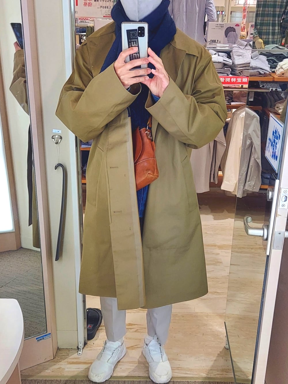 ブラウン系のボディバッグ/ウエストポーチ、イエロー系のカーディガン/ボレロ、ホワイト系のスラックスを着用したメンズの春コーディネートの2枚目の写真