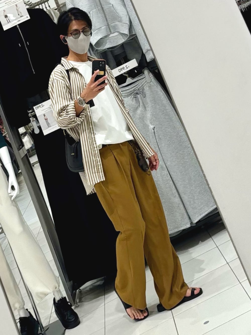 オレンジ系のパンツ、ブラック系のサンダル、ブラウン系のシャツ/ブラウスを着用したメンズの夏コーディネートの1枚目の写真