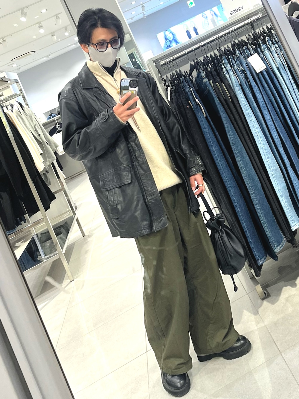 グリーン系のパンツ、ブラック系のドレスシューズ、ブラック系のジャケット/アウターを着用したメンズの冬コーディネートの1枚目の写真