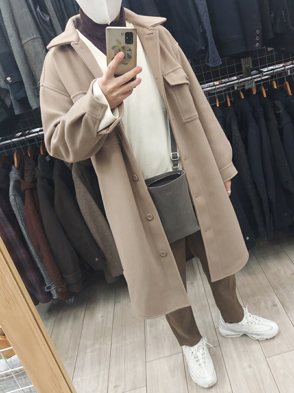 「大人カジュアル、きれいめカジュアル、ロングコート、スニーカー、NIKE、ビックシルエット、オーバーサイズ、タートルネック、私の推しブランド、プチプラ、あったかコーデ、冬コーデ、レイヤードスタイル、休日スタイル、メンズコーデ」｜「NIKEのNIKE/ナイキ WEB限定 NIKE AIRMAX95ES-2/ナイキ エアマックス95エッセンシャル（スニーカー、ホワイト系）」を使った、xi(相互)さん（メンズ・171cm）の冬コーディネートの1枚目の写真